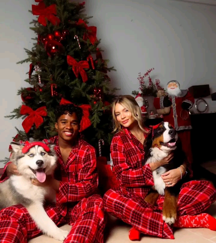 Endrick And His Fiance With Their Dogs