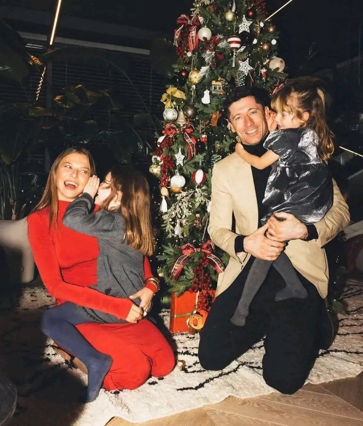 Robert Lewandowski With His Daughters And Wife