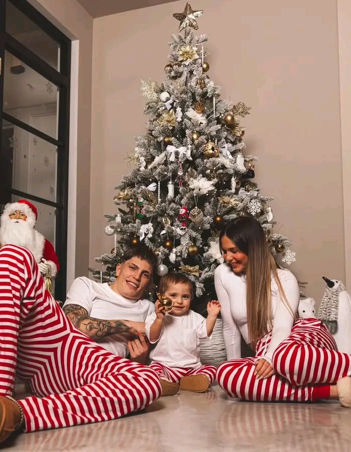 Alejandro Garnacho With His Girlfriend And Child 